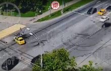 Разлетелся в щепки: в Москве гаишник на мотоцикле врезался на скорости в такси (видео)