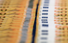 В Швейцарии мальчик пытался расплатиться игрушечными деньгами и попал в базу полиции