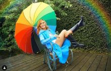 Британская ведущая прогулялась по улице без лифчика и "взорвала" сеть