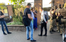 Екс-міністр інфраструктури Омелян повідомив про ранковий обшук ДБР у його будинку (фото, відео)