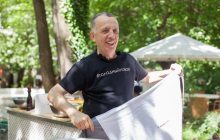 Известный одесский ресторатор Савва Либкин в прямом эфире готовит зеленый борщ (видео)