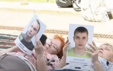 Родные пленных украинцев устроили лежачий протест под Офисом президента (видео)