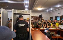 Сотни граждан пришли поддержать Стерненко в суд Киева (фоторепортаж)