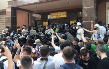 Дело Стерненко: у суда началась драка между гражданами и силовиками (фото, прямая трансляция)