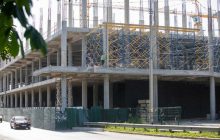 Скандальное строительство ТРЦ: в Киеве начали демонтировать часть сооружения на дороге (фото)