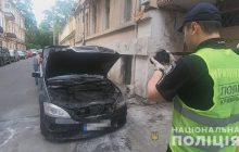 Подозреваемых в поджоге Mercedes известного адвоката в Одессе задержали (видео)