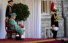 Королева Елизаветы II отметила официальный день рождения мини-парадом и салютом (фото, видео)