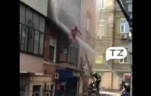 У Києві чоловік під час пожежі вистрибнув з балкону: у квартирі знайшли труп жінки (відео 18+)