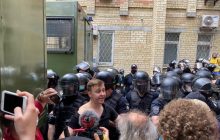 Суд над Стерненком - поліція порвала одяг і подряпала обличчя нардепу Лозинському (фото)