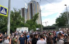 Запобіжний захід Стерненку: мітингувальники перекрили дорогу біля будівлі суду (фото)