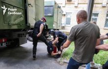 Відсторонено поліцейських, які били протестувальника під судом