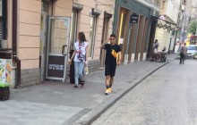 Гуляв без маски: футболіста Карпат, який захворів на коронавірус, помітили в центрі Львова (фото)