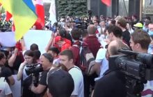 Біля Офісу президента близько тисячі прихильників партії Шарія вимагають, щоб до них вийшов Зеленський (трансляція)