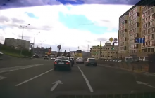 В Харькове мужчина догнал и остановил авто с потерявшим сознание водителем (видео)