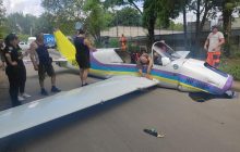 "Люди вмирають на моїх очах": очевидець аварії літака в Одесі розповів, що швидка їхала дуже довго (фото, відео)