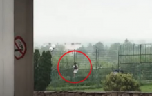 У Шегинях поки прикордонники проводили брифінг, двоє людей перелізли через паркан