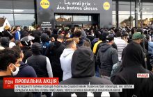 В пригороде Парижа полиция разогнала толпу покупателей, которые хотели приобрести акционную игровую приставку (видео)