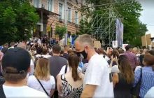 Поддержать Порошенко в Печерский райсуд Киева пришли около тысячи человек