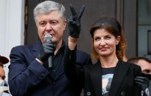 Элитная яхта, инцидент в самолете и русский язык: журналисты показали экзотический отдых Порошенко (видео)