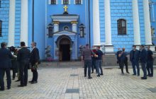 Похорон батька Порошенка: у Свято-Михайлівському монастирі збираються політики (фото)