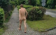 В чем мать родила: в Ужгороде мужчина разгуливает голышом (фото, видео 18+)