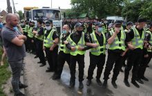На Русановских садах в Киеве с беспорядками продолжают строить мост на Троещину (видео, фоторепортаж)