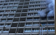 В Киеве возле метро "Театральная" горит несколько этажей офисного здания (фото, видео)