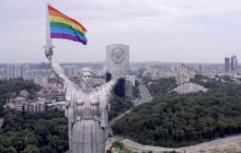 KyivPride-2020: на меч Родины-мать "повесили" гигантский флаг ЛГБТ (видео)