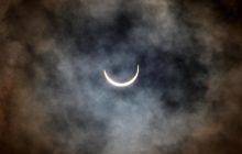 "Огненное кольцо": сегодня произошло солнечное затмение (фоторепортаж, видео)