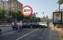 "Проезд практически перекрыт": в соцсетях сообщили о масштабном ДТП на столичном Крещатике (фото)