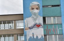 На фасаде львовской больницы нарисовали мурал в благодарность медикам (фоторепортаж)