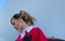 Надя Дорофеева в "школьной" юбочке показала фанатам стройные ноги (фото)