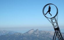 В Швейцарских Альпах работу канатных дорог возобновили зрелищным шоу акробатов над горными вершинами (фоторепортаж)