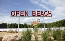 Море на экране: в центре Вильнюса открыли оригинальный пляж (фото)