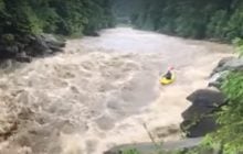 На Прикарпатье экстремал спустился на каяке по водопаду во время наводнения (видео)