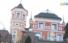 "Отжал" у бизнесмена: СМИ показали особняк, в котором живет главарь боевиков Пушилин (фото, видео)