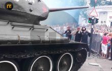"Не смог повернуть": в Севастополе во время парада танк оккупантов едва не въехал в толпу зрителей (фото)