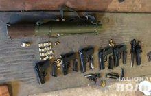 Криворіжець приніс здавати до відділку чотири мисливські рушниці, 14 гранат і 6 пістолетів, які знайшов випадково (фото)
