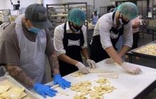У масках і рукавичках: принц Гаррі і Меган Маркл зробили випічку разом із екс-бандитами (фото)