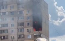 На Позняках поруч із будинком, де стався вибух, палала багатоповерхівка (фото, відео)