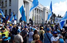 Около 600 активистов перекрыли движение по улице Грушевского возле Верховной Рады