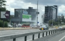 В Киеве забил очередной фонтан: вода вырвалась из люка возле супермаркета (видео)