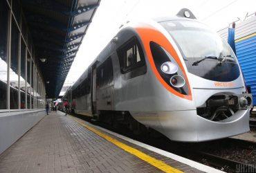 Укрзалізниця тимчасово скасувала три поїзди, але є альтернатива