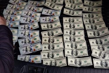 Руководитель директората Минобразования требовал 300 тысяч гривень взятки, его задержали (фото)