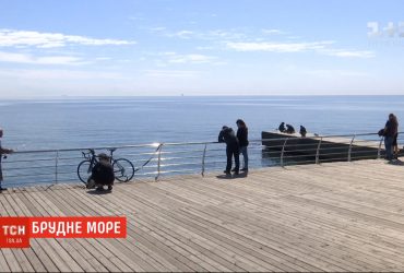 Відпочивальникам не радять купатися не одеських пляжах через брудну воду після дощів