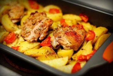 Запечена картопля з куркою: швидка страва на вечерю для всієї сім'ї