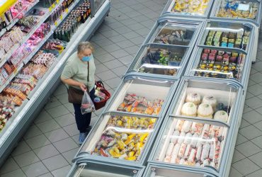Подскочили цены, население беднеет: от каких продуктов отказываются украинцы