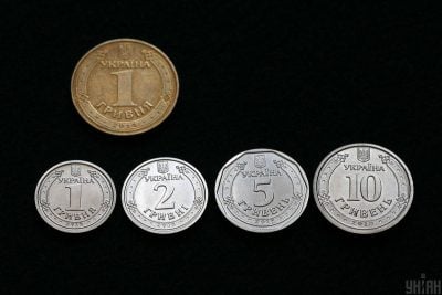Старые и новые деньги, биткоин и монета шиба ину в окружении старых монет