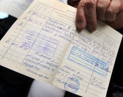Оцифровка стажа: украинцам объяснили, что будет с трудовыми книжками после 10 июня