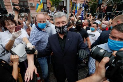Петр Порошенко со сторонниками / REUTERS Петр Порошенко со сторонниками / REUTERS